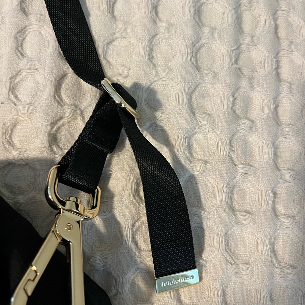 lululemon On My Level Tote Bag 20L
NWOT - Picture 5 of 6